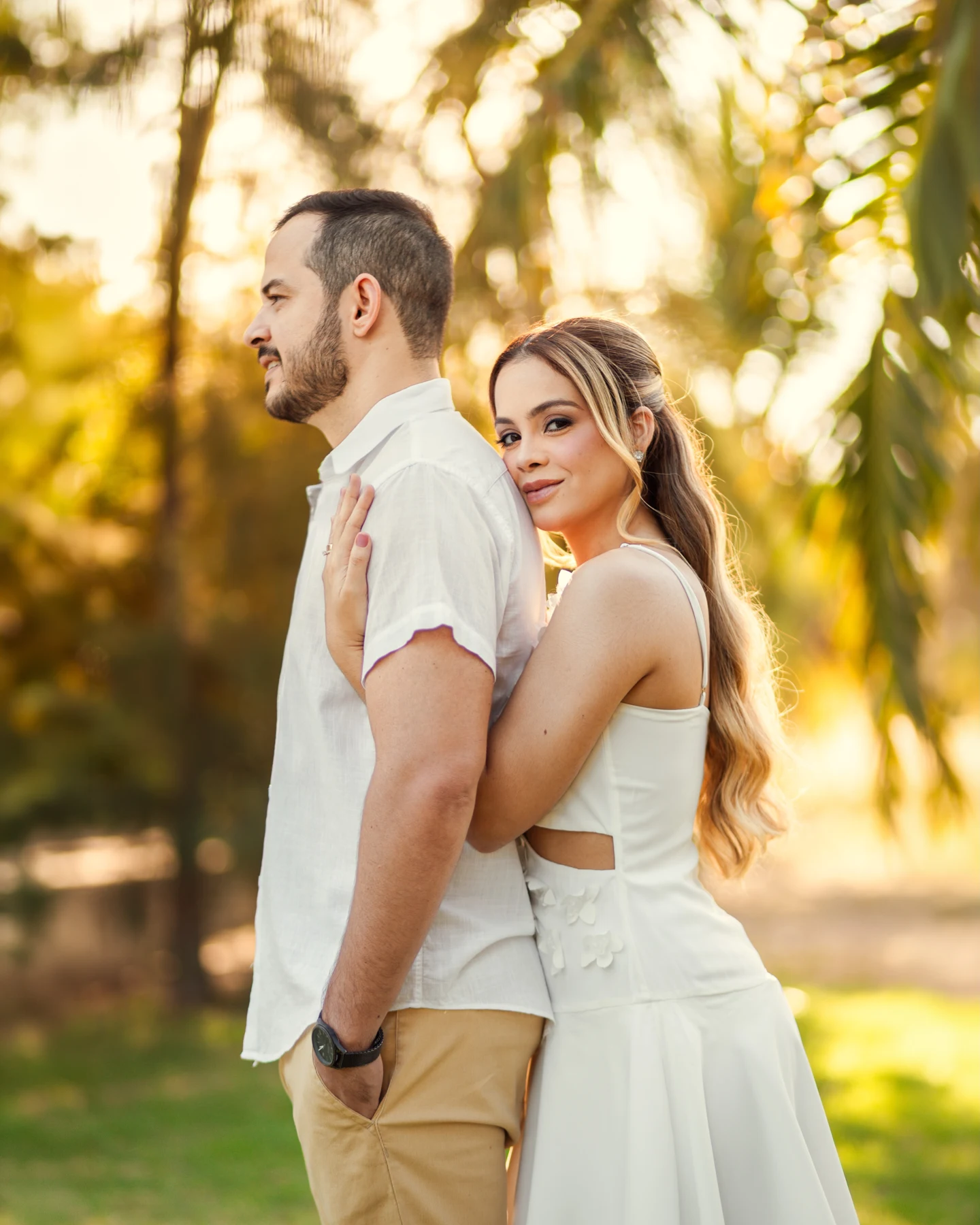 Casal em um ensaio no jardim, publicado pelo perfil oficial Ita Ville